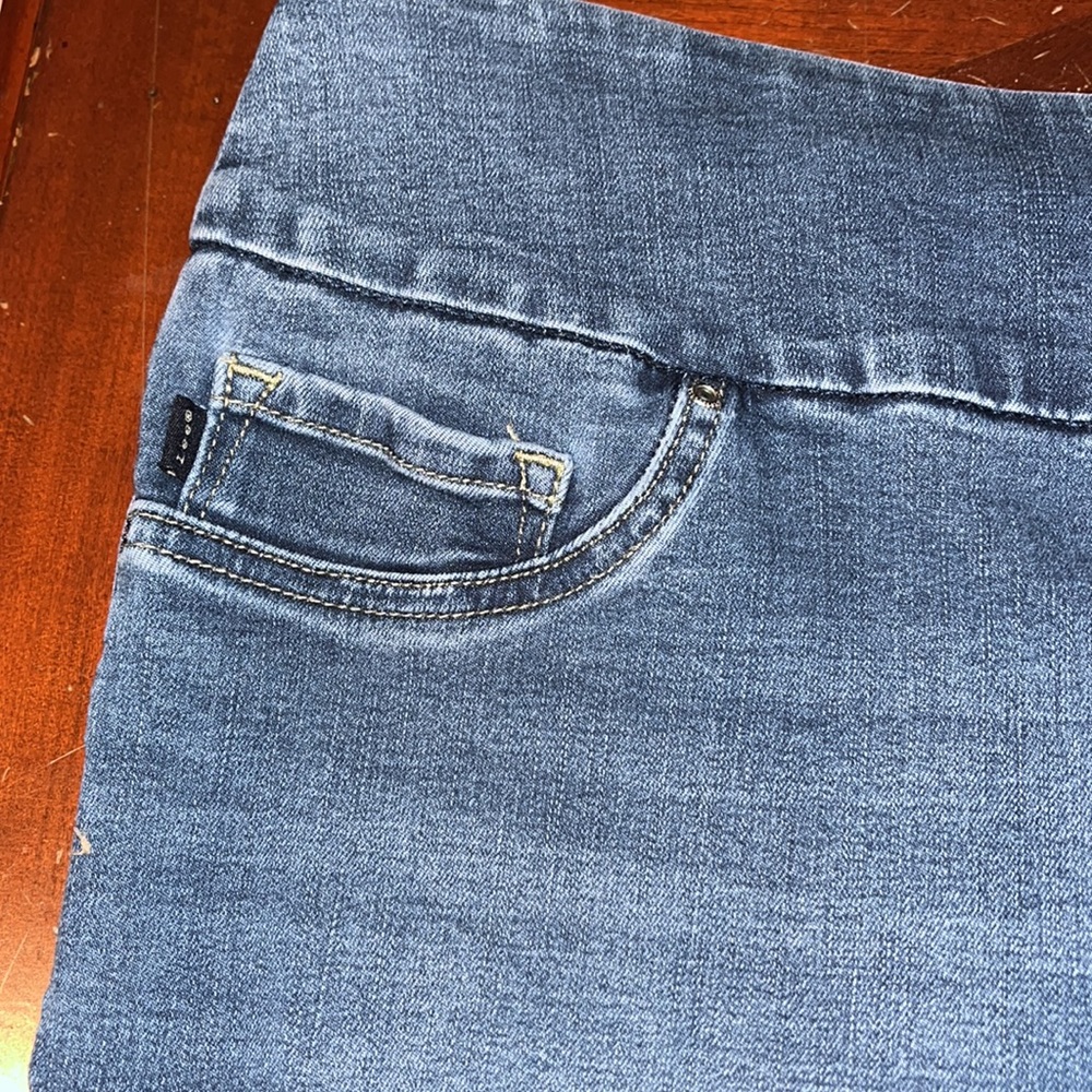 Best seller Lee jeans. Excellent condition. - Picture 3 of 9